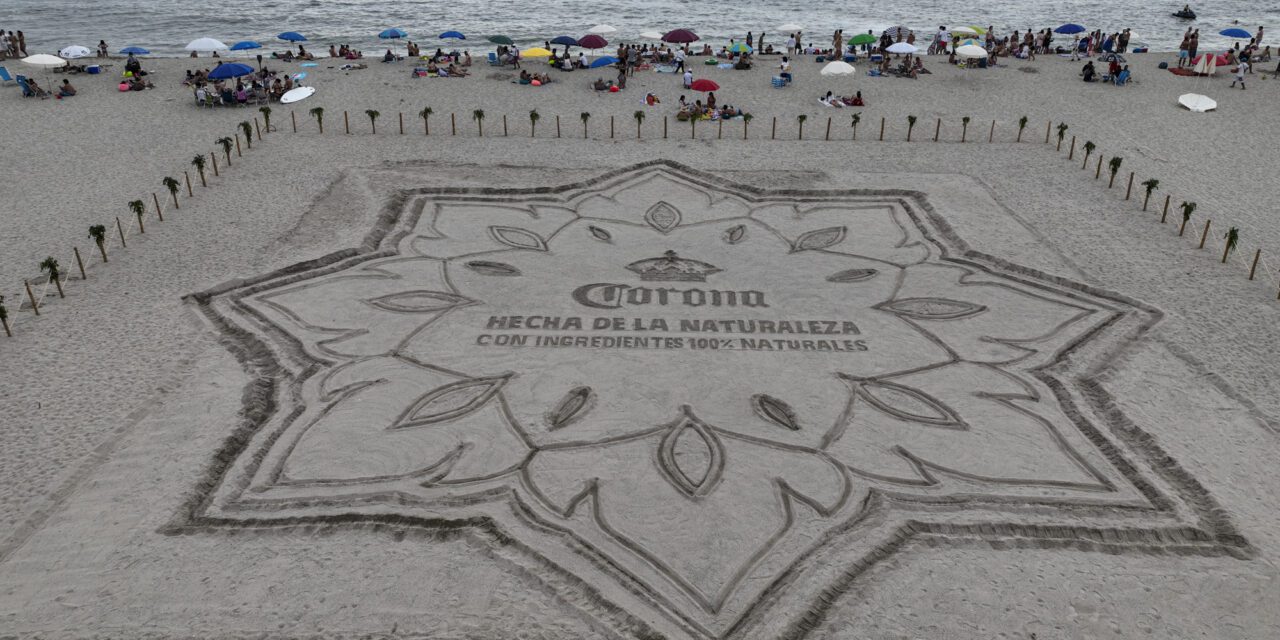 ‘Natural Billboards’: Corona desarrolla paneles publicitarios hechos a base de materiales naturales