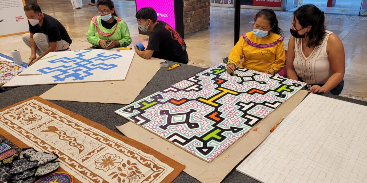 Mujeres shipibas plasman lo mejor de su arte mural en conocido centro comercial