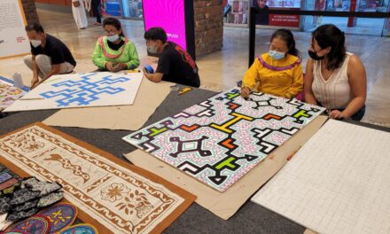 Mujeres shipibas plasman lo mejor de su arte mural en conocido centro comercial