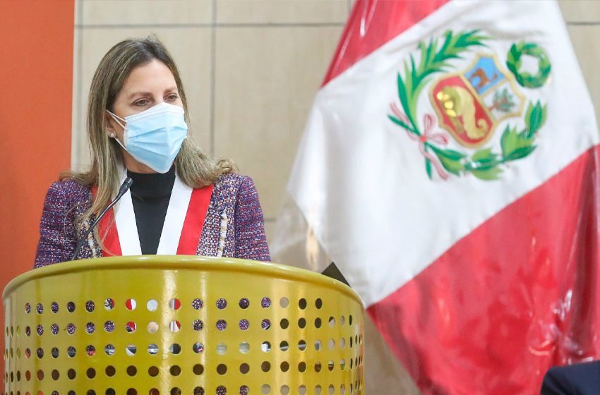 María del Carmen Alva: “En el Congreso, nadie se atrinchera a su curul”