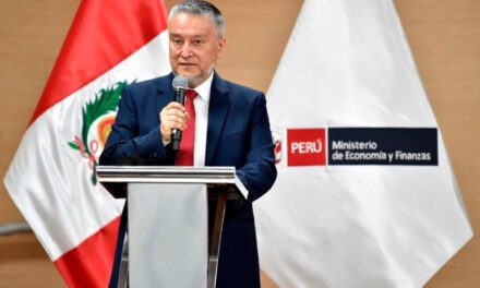 Ministro de Economía habría votado en abstención sobre propuesta de Asamblea Constituyente presentada por el Ejecutivo