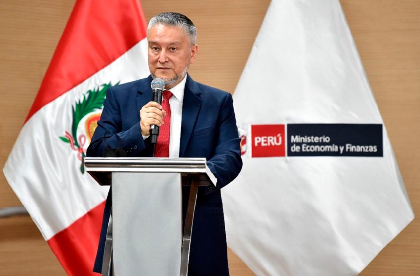 Ministro de Economía habría votado en abstención sobre propuesta de Asamblea Constituyente presentada por el Ejecutivo