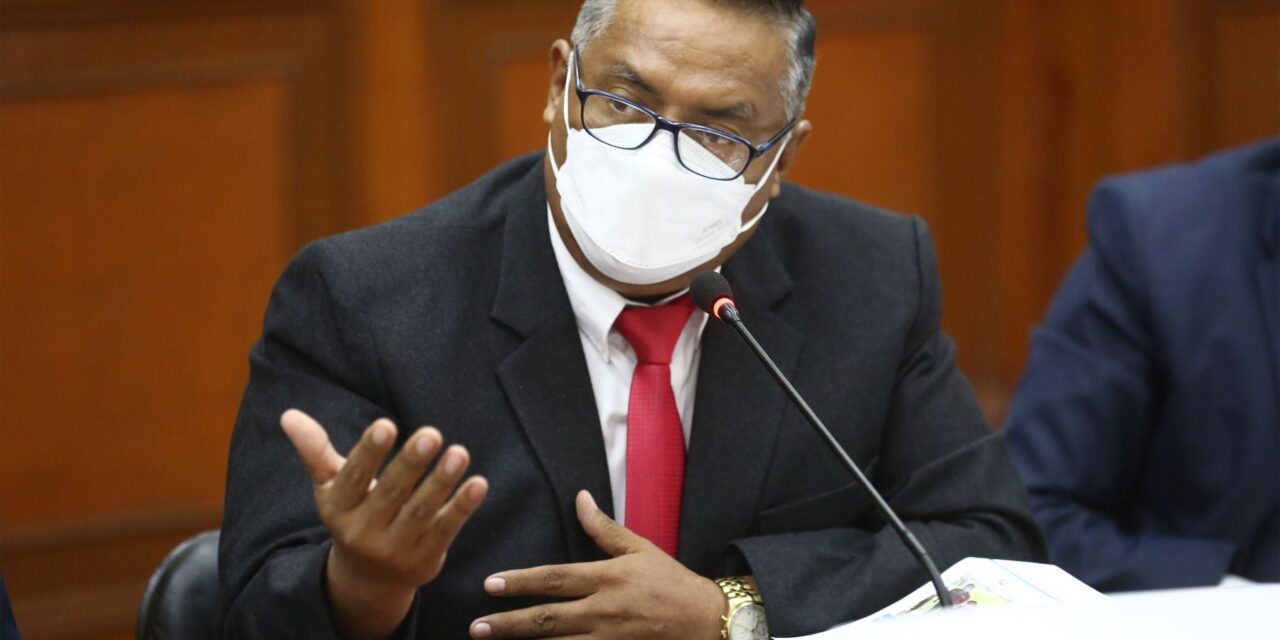 Ministro de Salud afirma no tener responsabilidad en contratación de Hernán Condori como asesor