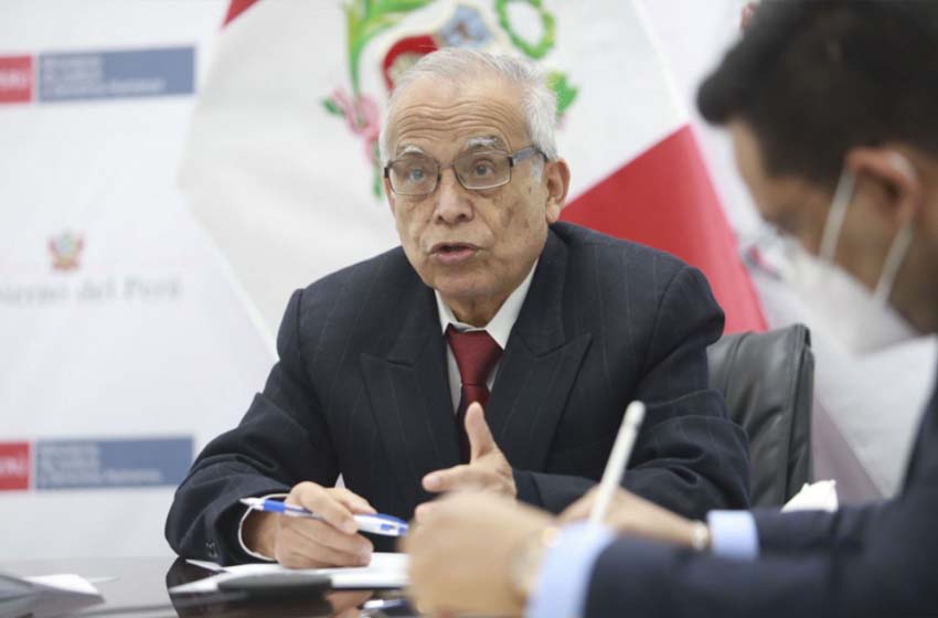 Premier Aníbal Torres responsabiliza a los monopolios de los grifos de no rebajar el precio de combustibles