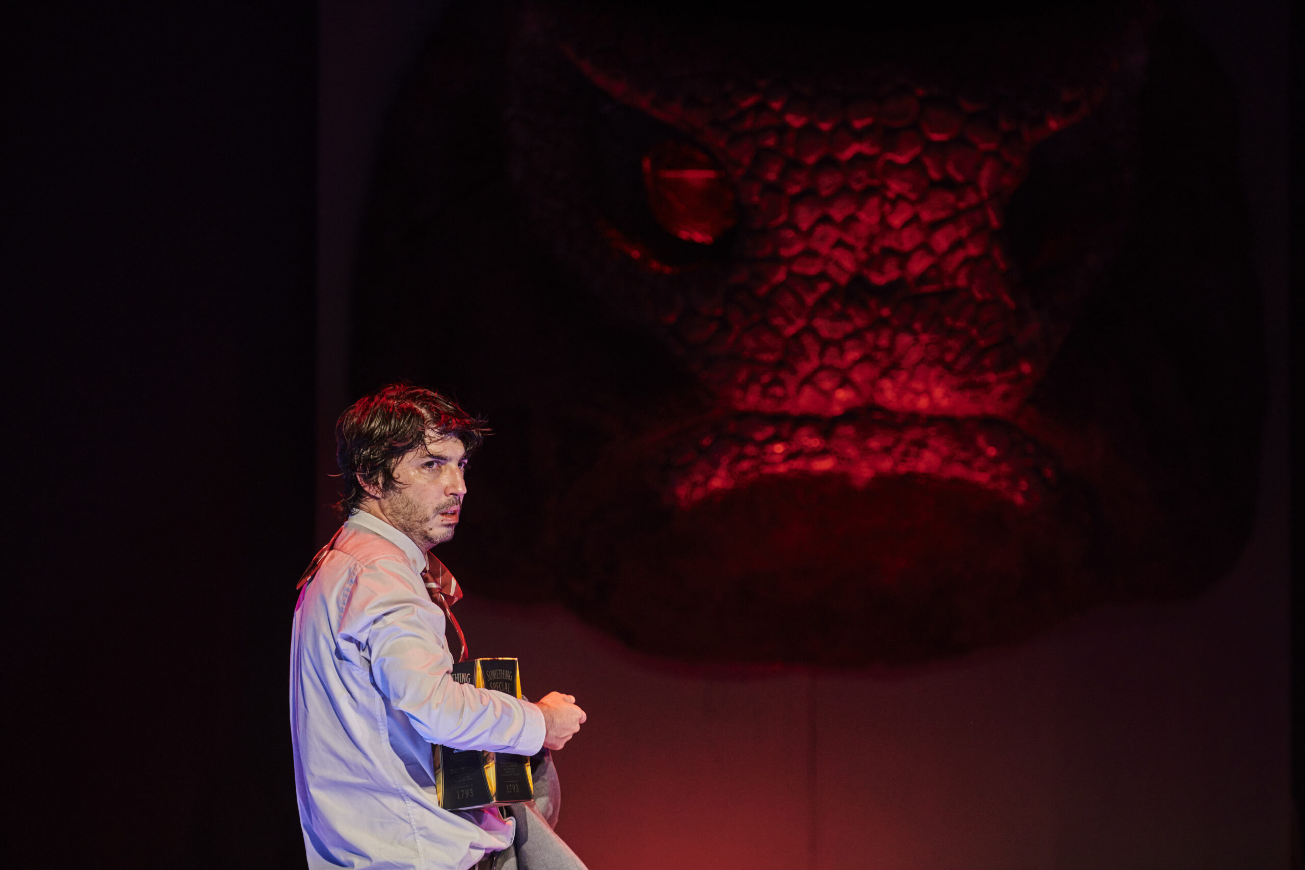 Presentan obra teatral BULL de Mike Bartlet bajo la dirección de Mikhail Page