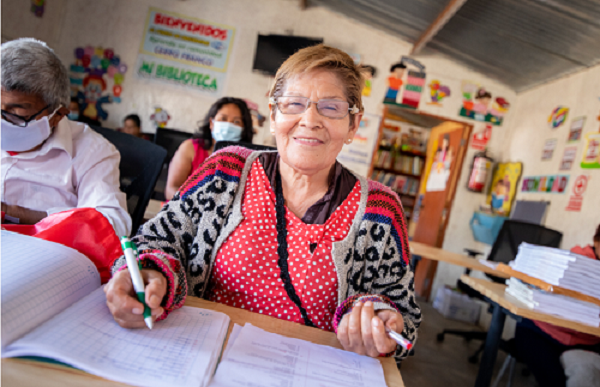 Iniciativa social busca que 300 madres de bajos recursos culminen sus estudios de primaria y secundaria