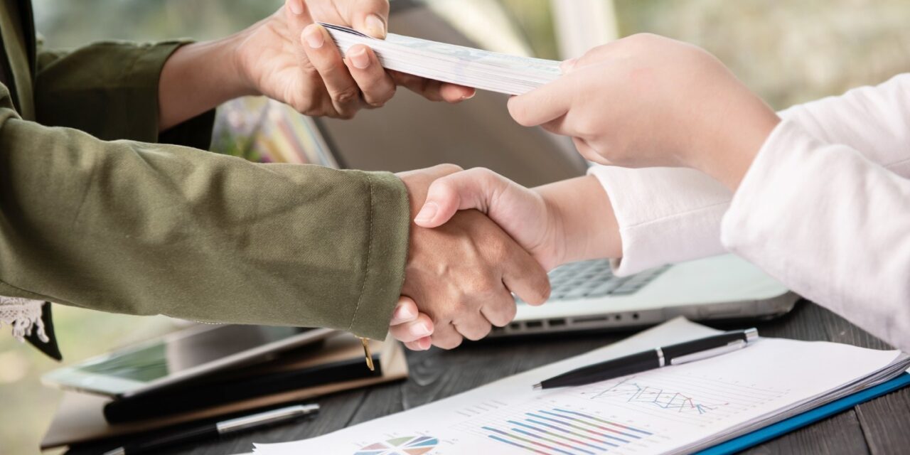 Microfinanzas: 5 consejos para usar pequeños créditos sin caer en sobreendeudamiento