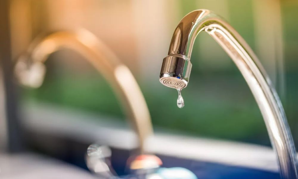 ¿Tu llave gotea? No solo pierdes dinero, la corrosión también puede afectar la calidad del agua en tu hogar