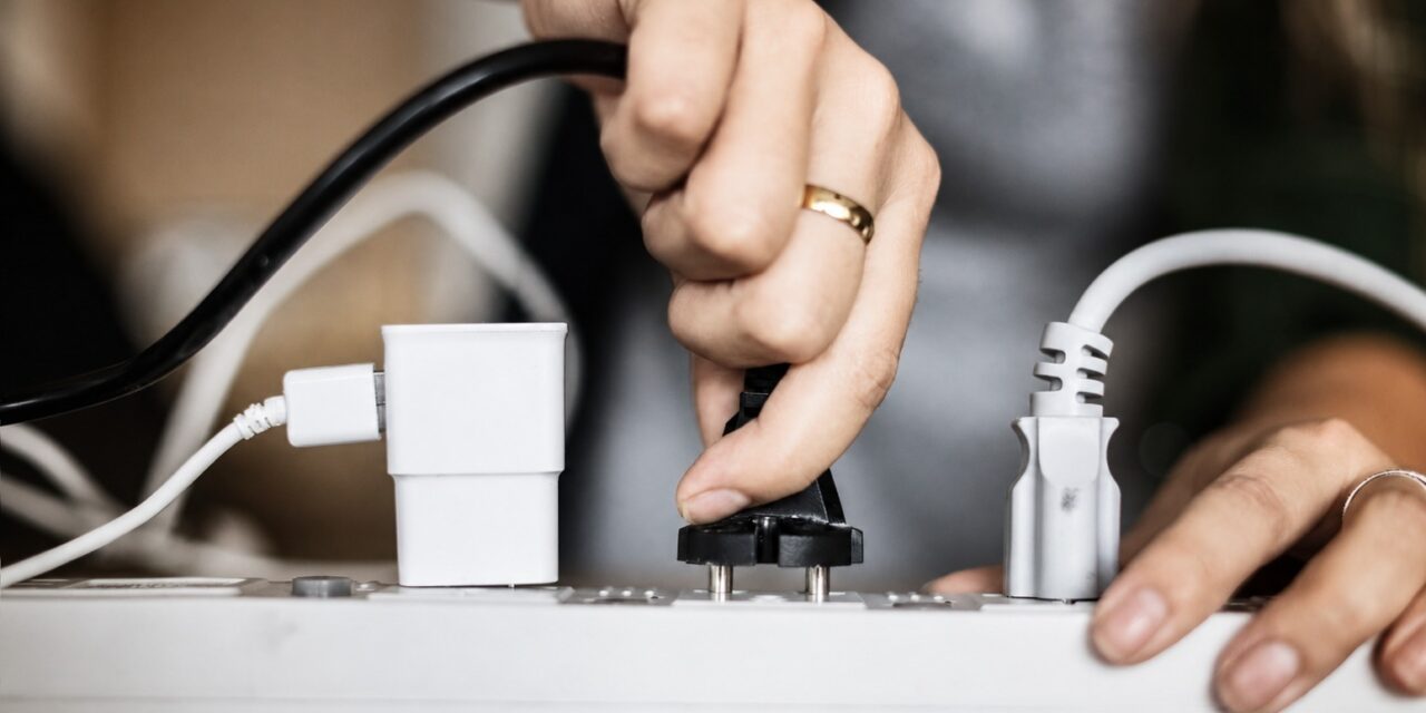 Sobrecarga eléctrica en invierno cómo evitar riesgos al usar enchufes y alargadores en el hogar