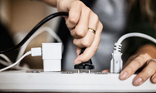 Sobrecarga eléctrica en invierno cómo evitar riesgos al usar enchufes y alargadores en el hogar